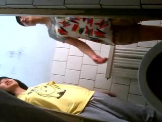 高校女厕几个女同学在厕所谈笑风生轮着献逼给大家看